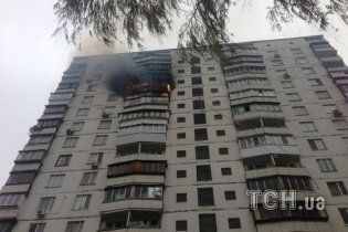 На Солом'янській площі горить 16-поверхівка: вогонь не можуть приборкати (фото)