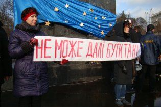 На Євромайдані у Харкові порвали прапор Партії регіонів