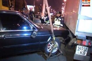 Водитель "БМВ" устроил "гонки" с гаишниками и протаранил шесть автомобилей (видео)