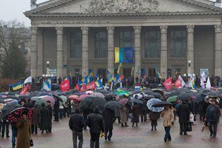 Тернопольский и Ивано-Франковский облсоветы запретили деятельность КПУ и ПР