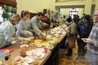 Євромайданівці у КМДА закликають небайдужих допомогти чистити туалети та мити казани