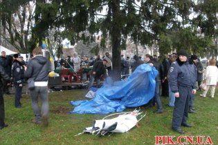 У Чернігові знесли Євромайдан, а обурений протестувальник намагався себе підпалити - ЗМІ
