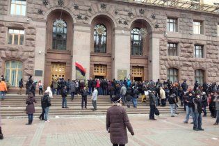 Милиция уговаривает митингующих покинуть КГГА и Дом профсоюзов