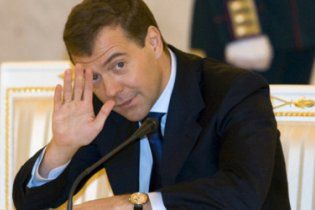 Медведев считает Украину "бедным родственником с протянутой рукой" и хочет вернуть Януковича
