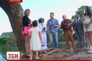 Аргентинец женился на дереве и устроил пышную свадьбу