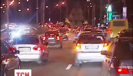 "Беркут" та міліція не пускають автомобілістів до резиденції президента