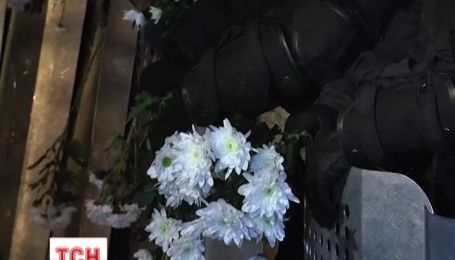 Пряме включення дій, що відбуваються наразі на Банковій вулиці