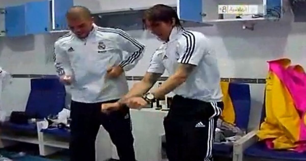 krasivie-devushki-v-razdevalke-video