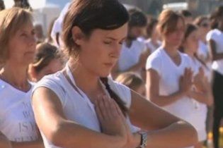 Майже дві тисячі людей стали в позу біля Ейфелевої вежі