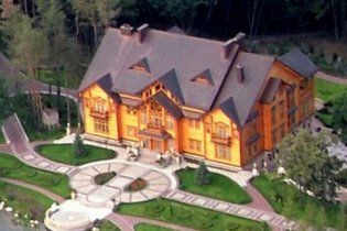На "Межигір'я" рушила колона автомобілів: активісти хочуть заблокувати президента