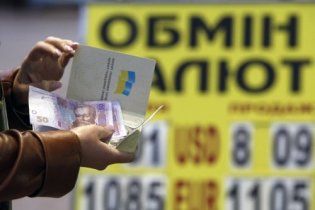 Долар цікавить українців удвічі більше, ніж гривня