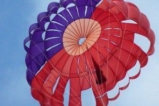 В России парень и девушка на парашюте врезались в электропровода. В Сети опубликовали видео