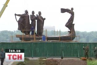 У Києві відновили пам'ятник засновникам міста