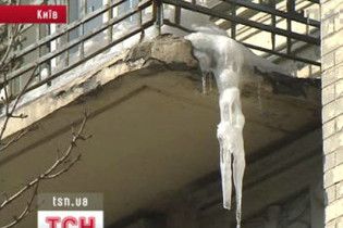Велетенські бурульки трощать дахи і авто в Києві
