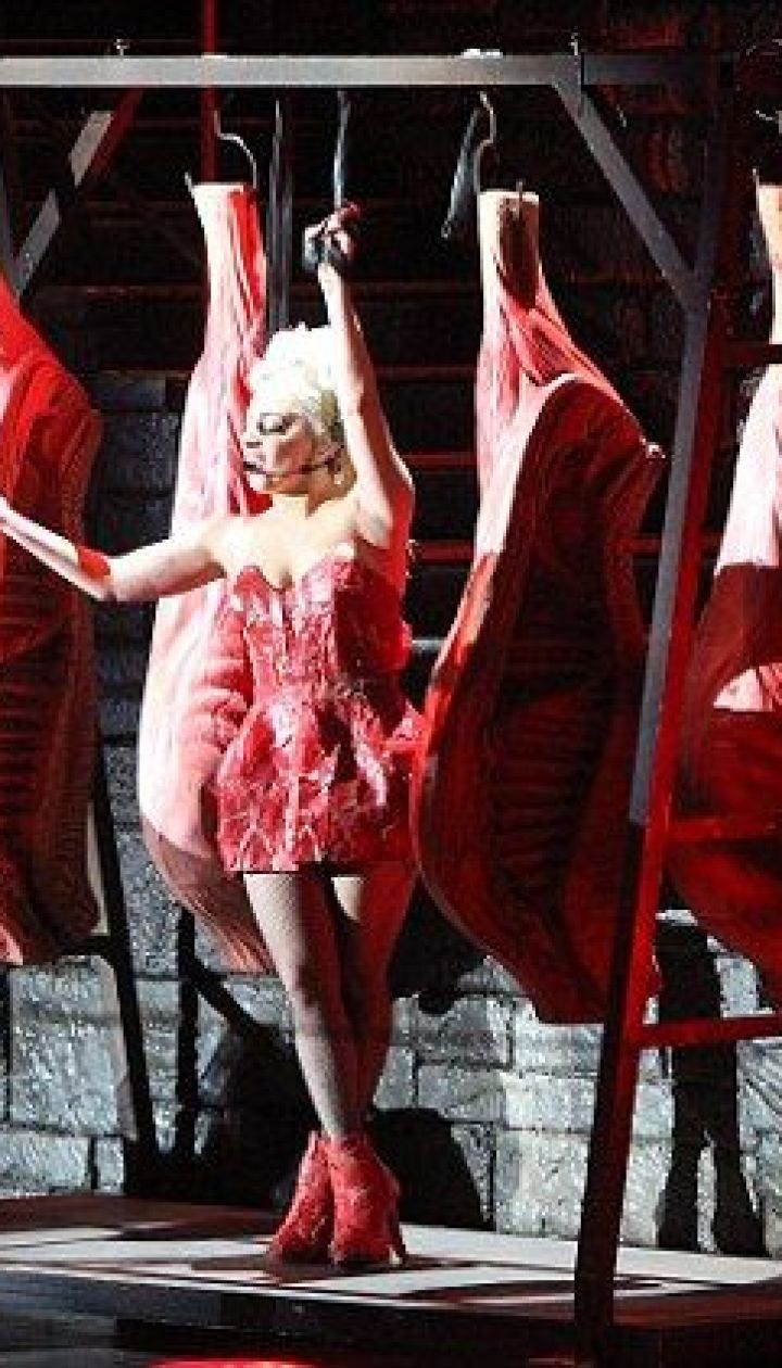 Смотреть 5 самых эффектных концертных костюма Леди Гаги, которые невозможно забыть видео Смотреть 5 самых эффектных концертных костюма Леди Гаги, которые невозможно забыть видео