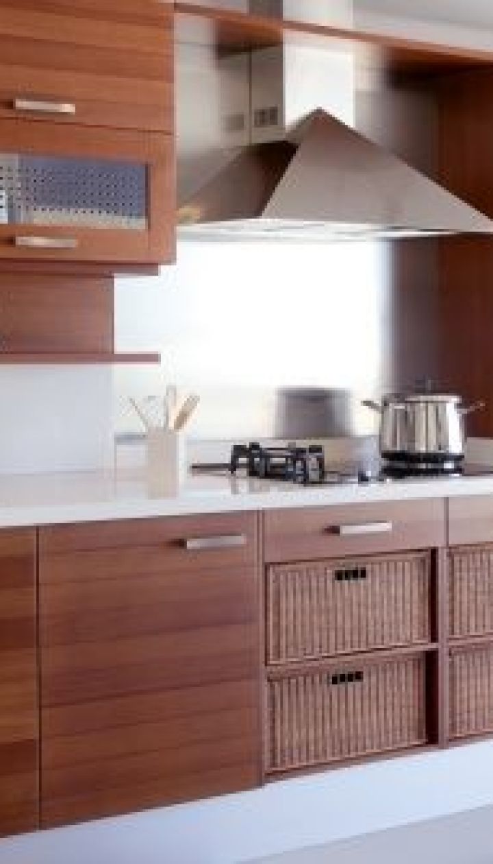 Кухонный гарнитур со встроенной техникой для маленькой кухни фото