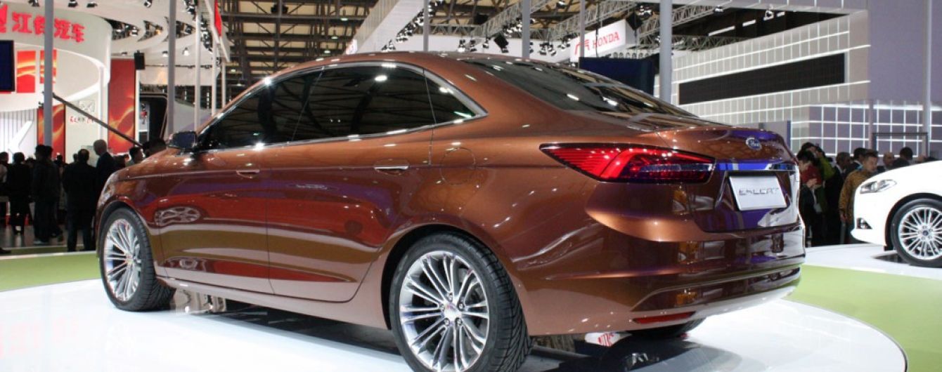 Ford показал обновленную версию бюджетного седана перед премьерой