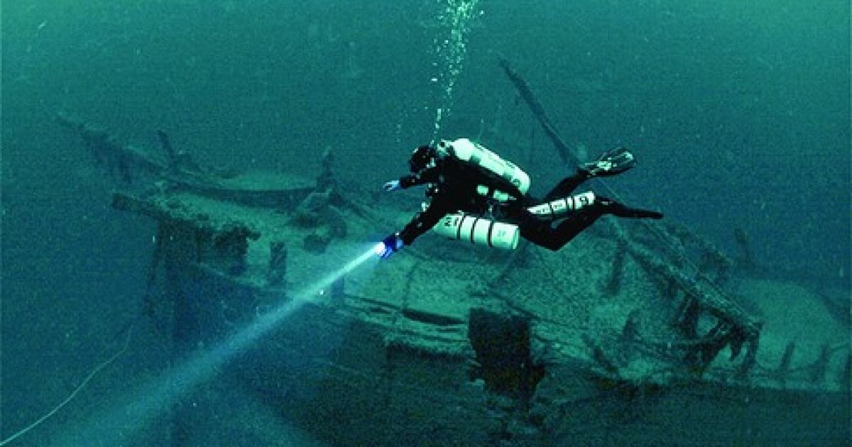 титаник дайверы. титаник дайверы. дайвинг затонувший титаник. затонувший корабль в египте тистлегорм. подводный археолог.