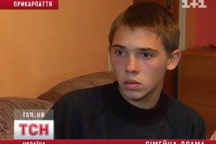 Ображений юнак обкрадав бабусю, відмовився від матері та судиться з сестрою
