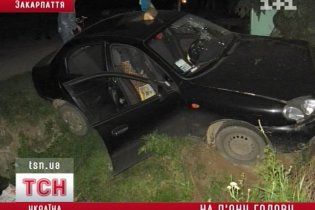 П'яний таксист наїхав на людей біля придорожнього кафе