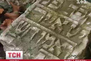 Львівська родина ходить по подвір'ю, вимощеному з єврейських надгробків