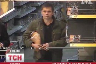 Киевляне смело идут за покупками в "Караван", где произошло тройное убийство