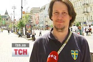 Шведський фанат розшукує Азарова, щоб віддати програне пиво