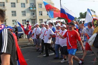 Россия проверяет информацию о смерти болельщика на марше в Варшаве