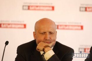 Турчинова підстрелили прямо на сцені Майдану