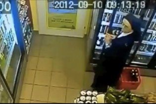 Монашка украла в магазине пиво, спрятав его под рясой (видео)