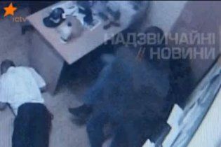 З'явилося відео кривавої бійні у кімнаті охорони в "Каравані"