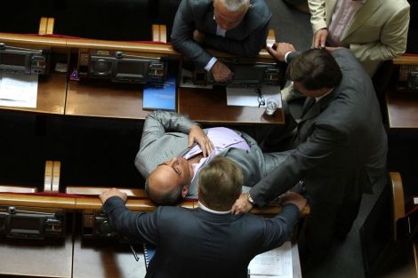 Нардепа Чуднова винесли з зали засідань ВР