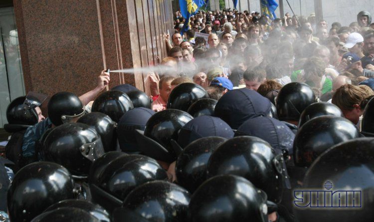 Беркут, депутати і люди під Українським домом_12