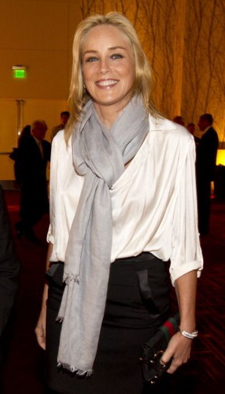 ochen-mokraya-blondinka-foto-pochti-goloy-grudi