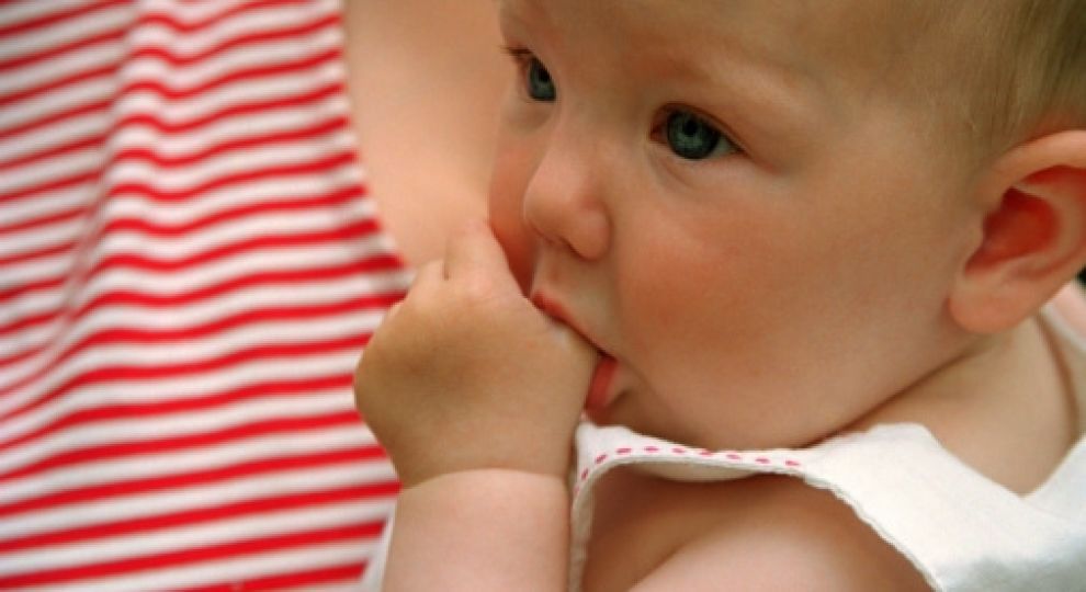 Сосание пальца и соски – безобидная детская привычка или вред для здоровья зубов?