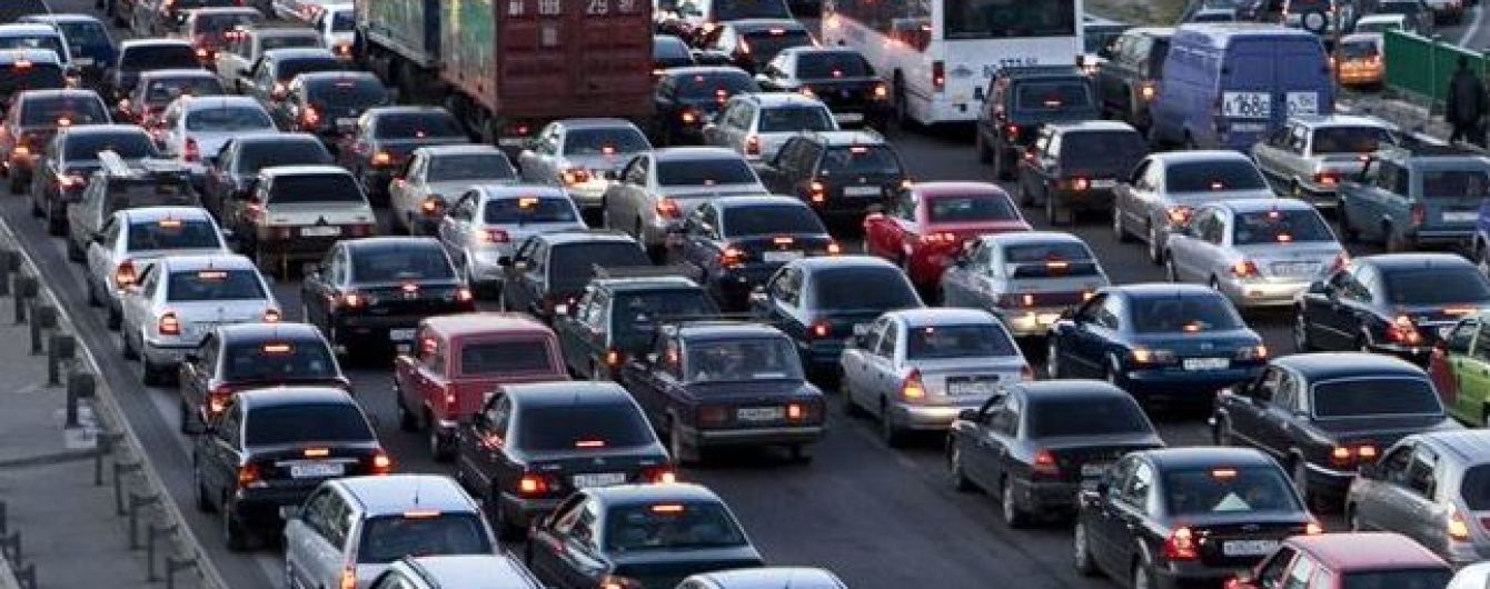На Столичном шоссе в направлении центра Киева движение автотранспорта частично ограничат