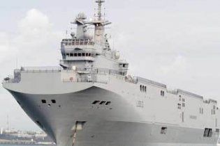 Активісти втопили у крові моделі військових кораблів біля посольства Франції