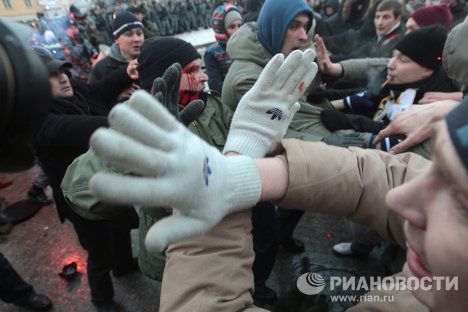 бійка футбольних фанатів та омону у москві_11