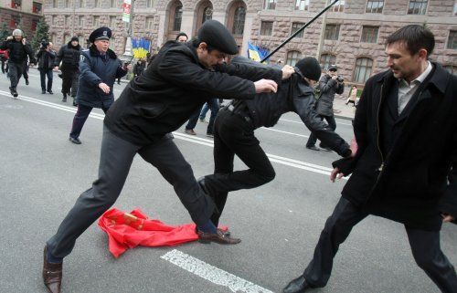 На Хрещатику комуністи побились з "помаранчевими"_5