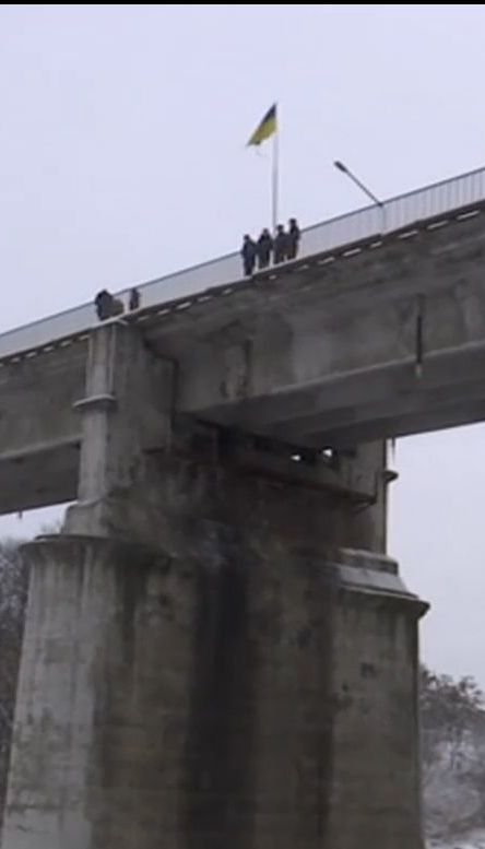 Четверо школярів урятували 21-річного хлопця від фатального стрибка з мосту