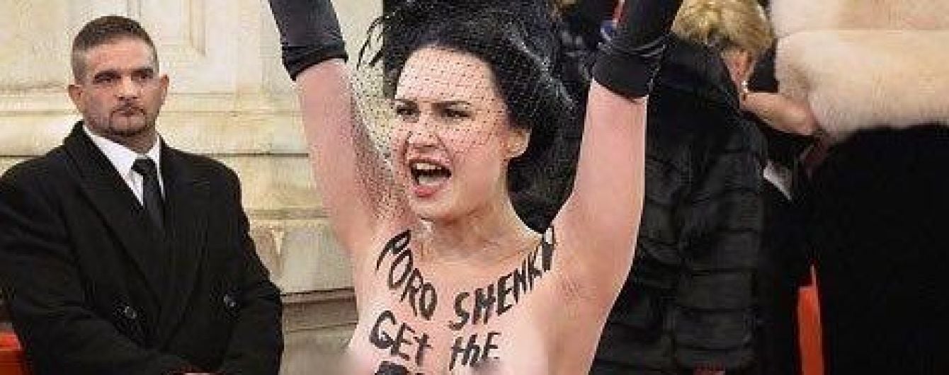 Оголена активістка Femen влаштувала акцію протесту проти Порошенка на Віденському балу
