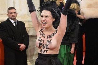 Оголена активістка Femen влаштувала акцію протесту проти Порошенка на Віденському балу