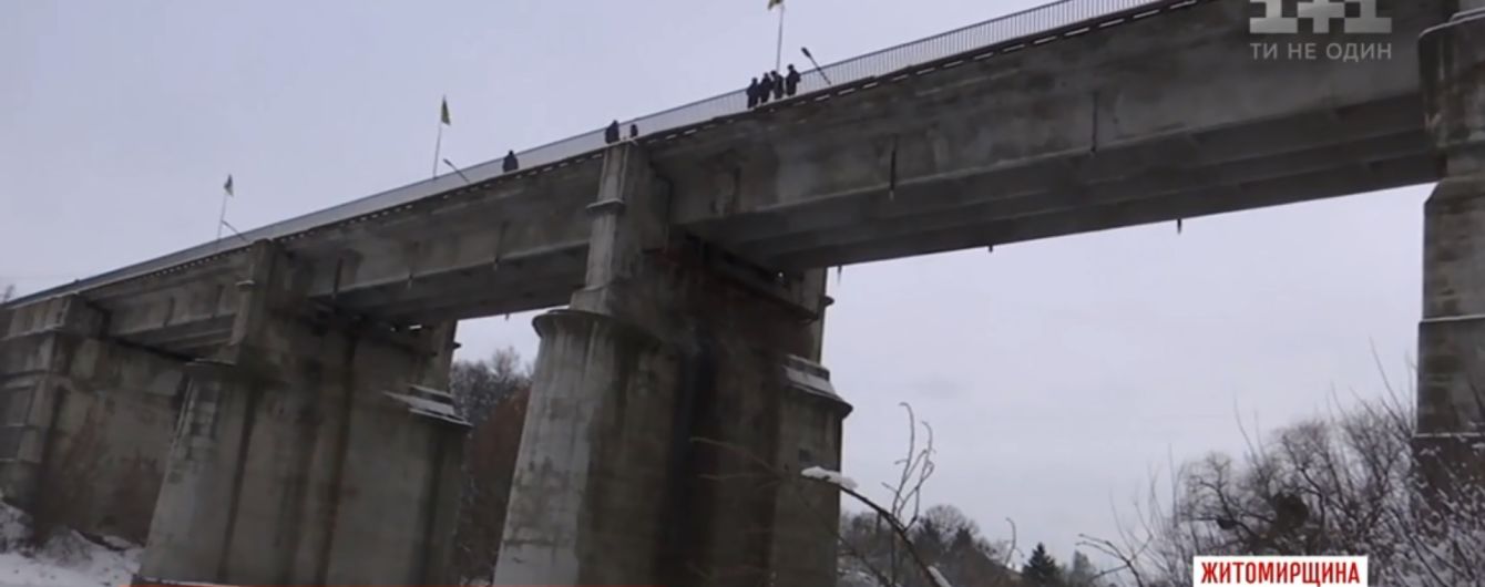 Четверо прохожих школьников на Житомирщине спасли от прыжка с моста пьяного самоубийцу