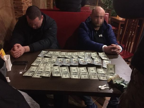 В Волынской области на взятке в 3 тысячи долларов попался работник СБУ В Волынской области на взятке в 3 тысячи долларов попался работник СБУ