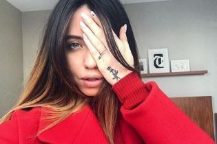 В прозрачном пластиковом плаще и со стильной сумочкой: Надя Дорофеева на Неделе моды в Нью-Йорке
