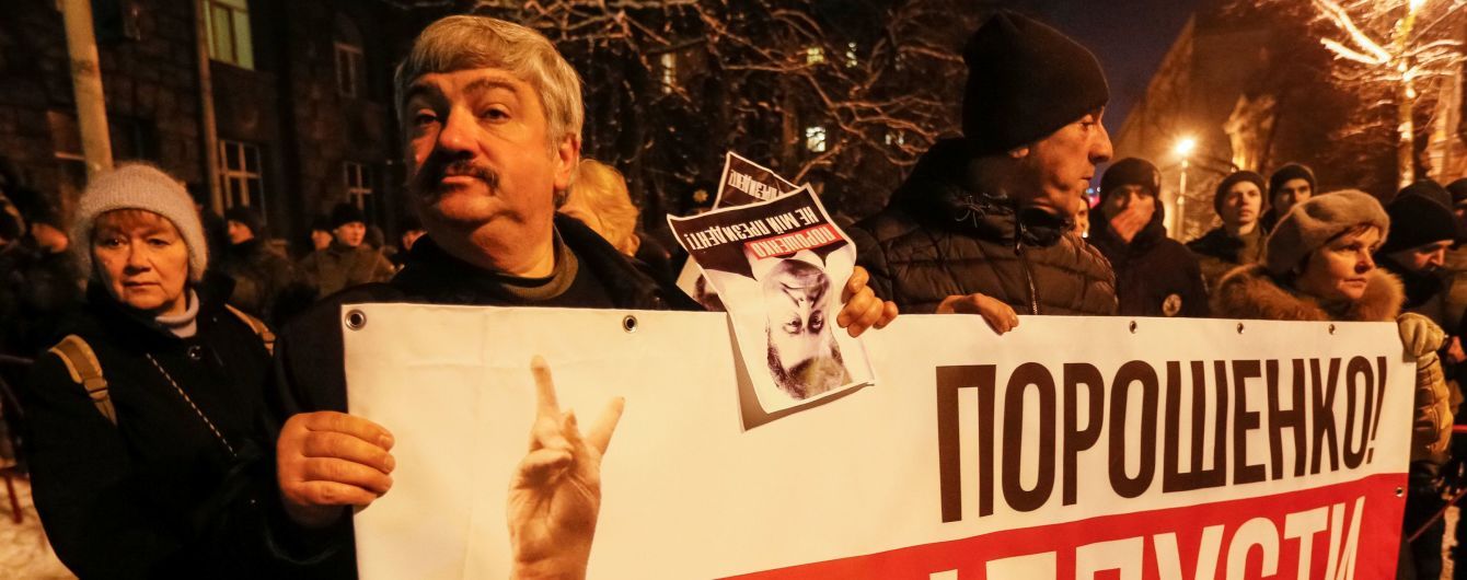На Банковой среди сторонников Саакашвили появились молодчики в черной спецформе без опознавательных знаков