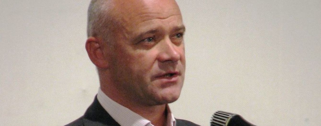 "Дуже насторожує". Джерело розповіло перші подробиці затримання в аеропорту мера Одеси Труханова