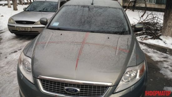 У Києві іноземець вистрибнув з вікна 3-го поверху і розмалював стіни будинку та авто кров’ю