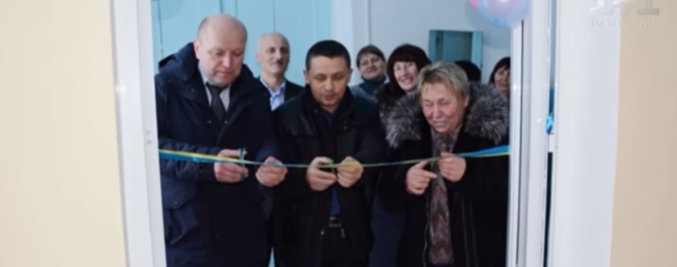 Кольорові кульки, перерізання стрічки та чиновники: на Вінничині у школі помпезно відкрили туалет