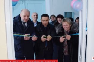 Кольорові кульки, перерізання стрічки та чиновники: на Вінничині у школі помпезно відкрили туалет